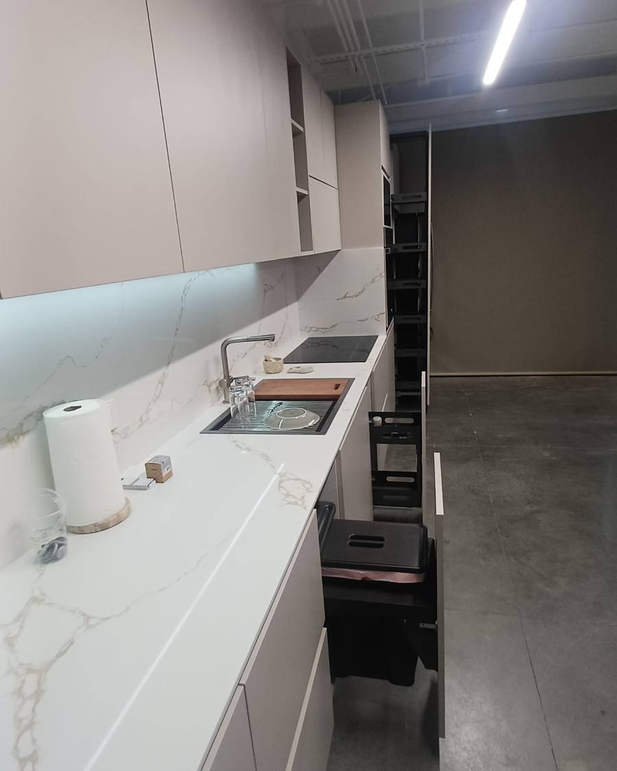 Detalle de mueble de cocina con sobre tipo mármol