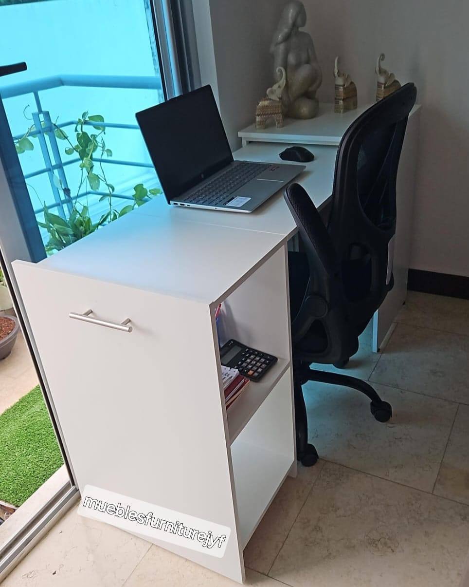 Escritorio retráctil abierto y en uso