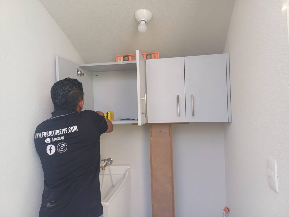 Instalador de Furniture J&f montando gabinetes en sitio